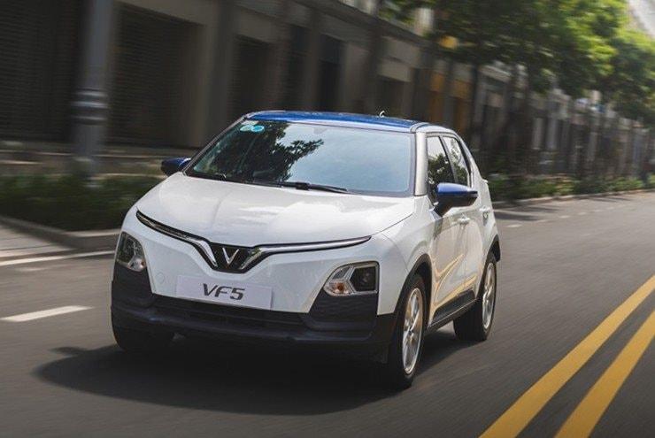 Bảng màu xe VinFast VF5 – Các màu xe đẹp, nổi bật 28 Bảng màu xe VinFast VF5 – Các màu xe đẹp, nổi bật VinFast VF5 màu trắng Infinity Blanc góc 3/4