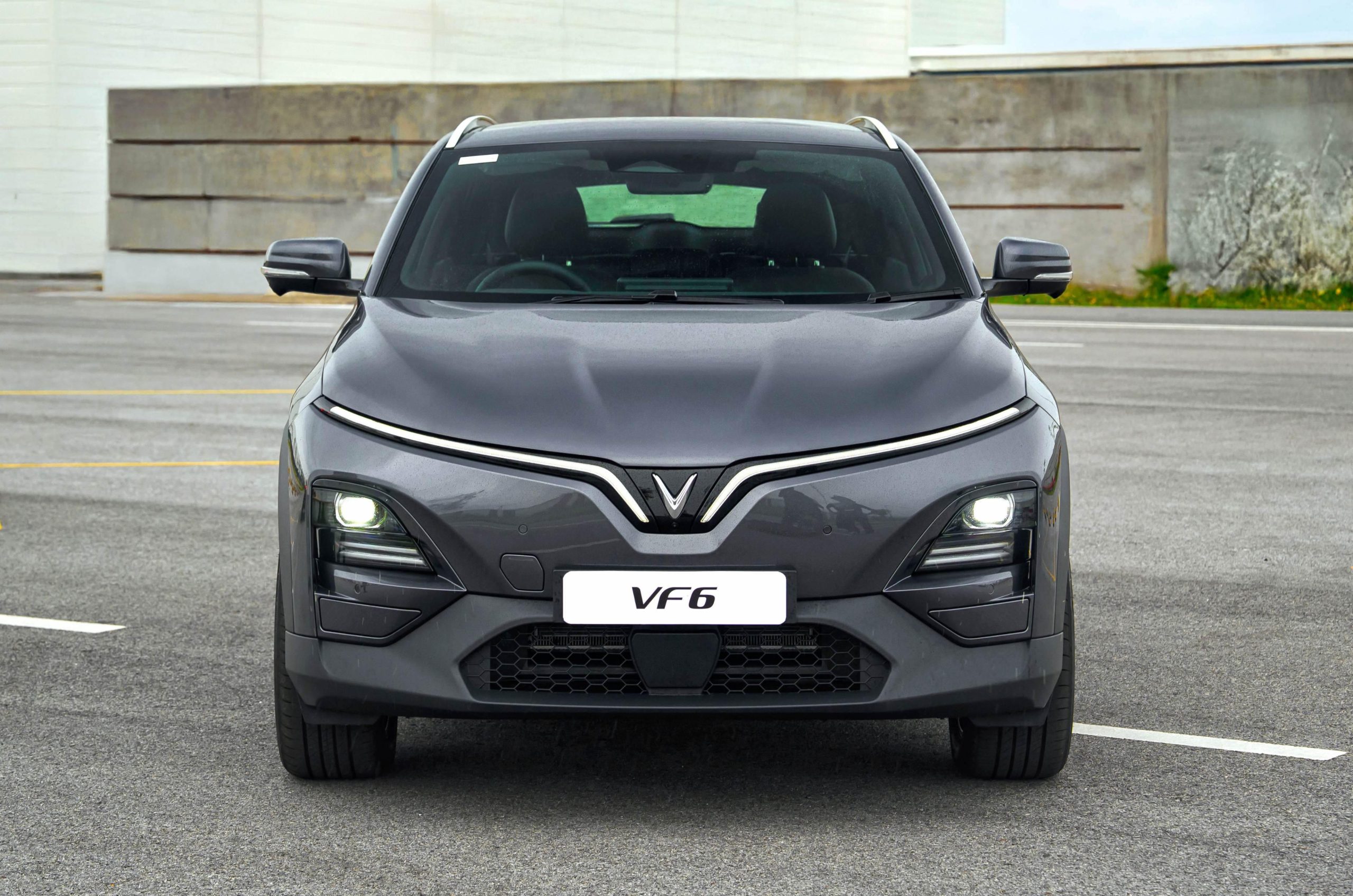 Đánh giá VinFast VF6 sau thời gian sử dụng: Ưu điểm và nhược điểm 28 Đánh giá VinFast VF6 sau thời gian sử dụng: Ưu điểm và nhược điểm VinFast VF6 nhìn từ phía trước