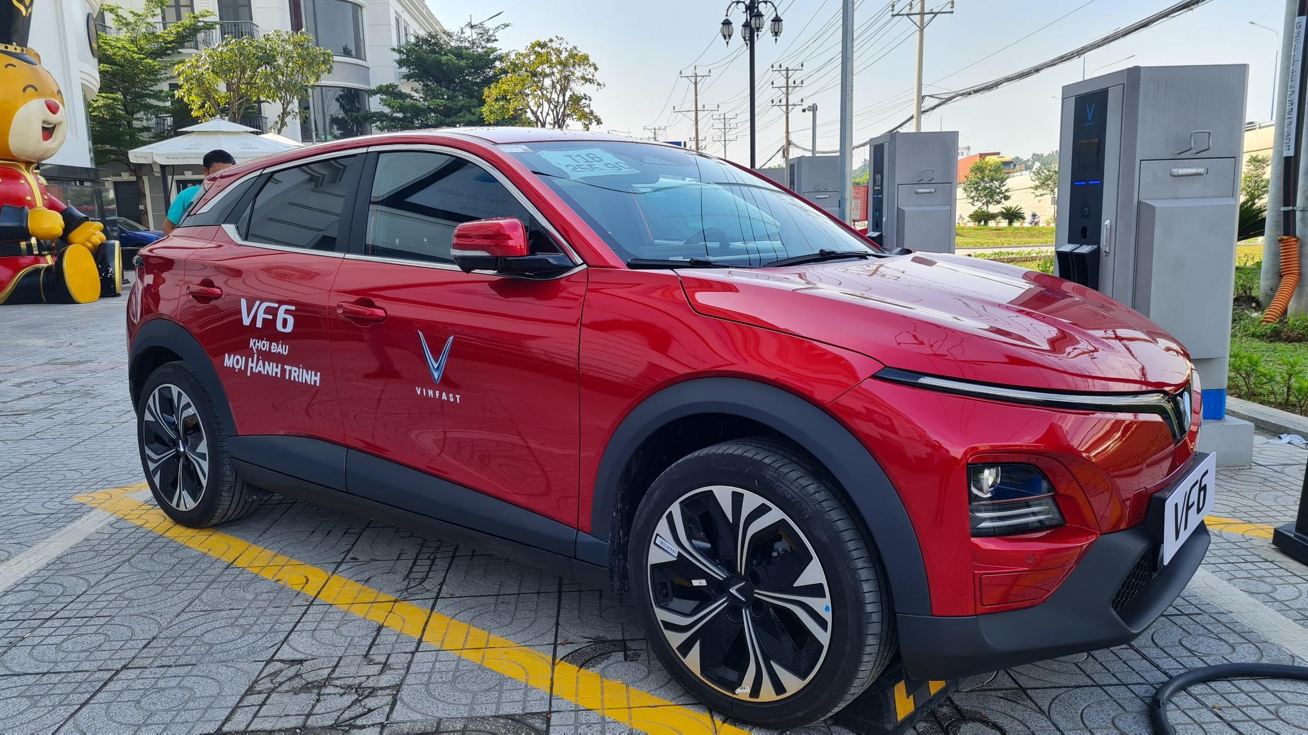VinFast VF6 đi được bao nhiêu km sau một lần sạc? 30 VinFast VF6 đi được bao nhiêu km sau một lần sạc? Cổng sạc và sạc nhanh VinFast VF6