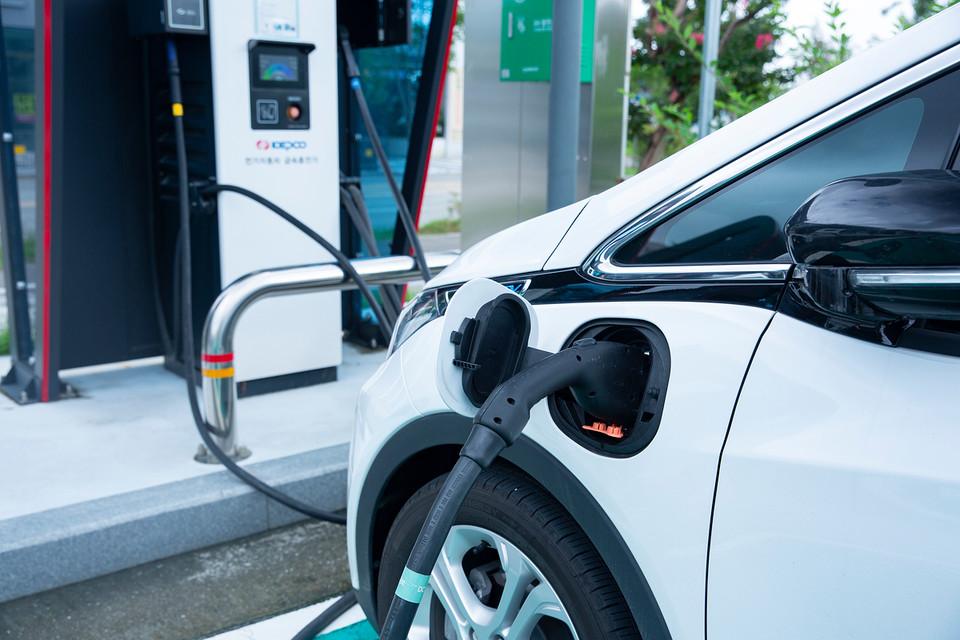 Tài xế chạy dịch vụ tại Đà Nẵng nên chọn VinFast VF6 Eco hay Plus? 30 Tài xế chạy dịch vụ tại Đà Nẵng nên chọn VinFast VF6 Eco hay Plus? VinFast VF6 sạc điện khi chạy dịch vụ