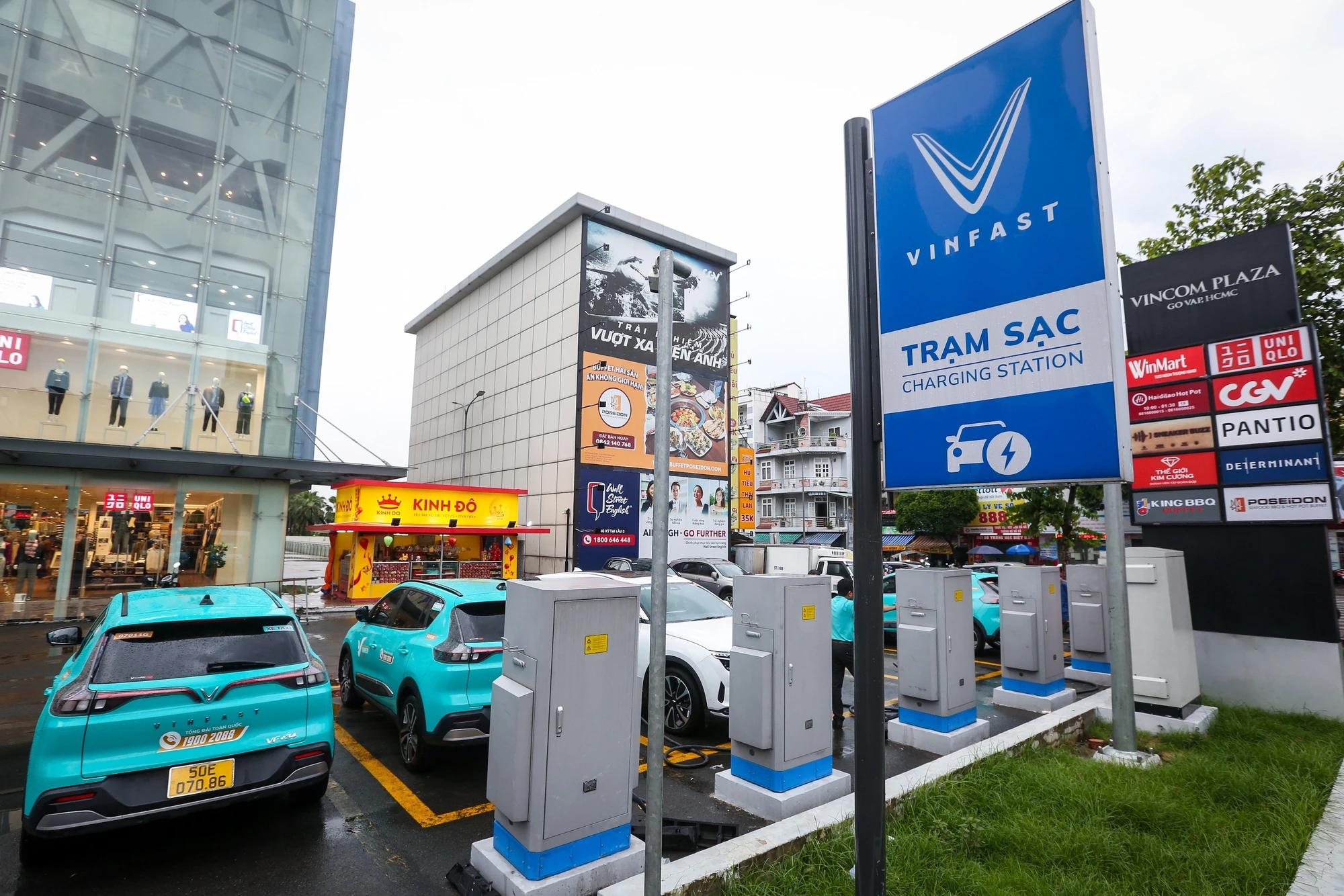VinFast VF6 chạy dịch vụ có hiệu quả không? Phân tích chi phí thực tế 29 VinFast VF6 chạy dịch vụ có hiệu quả không? Phân tích chi phí thực tế VinFast VF6 sạc tại trạm sạc ô tô điện VinFast