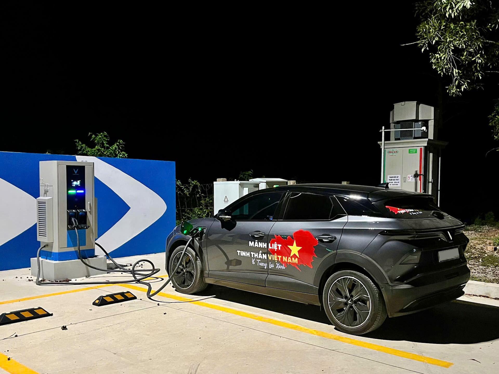 VinFast VF6 Chạy Taxi: Có Nên Mua? Chi Phí Tại Đà Nẵng 30 VinFast VF6 Chạy Taxi: Có Nên Mua? Chi Phí Tại Đà Nẵng VinFast VF6 chạy taxi sạc tại trạm ở Đà Nẵng